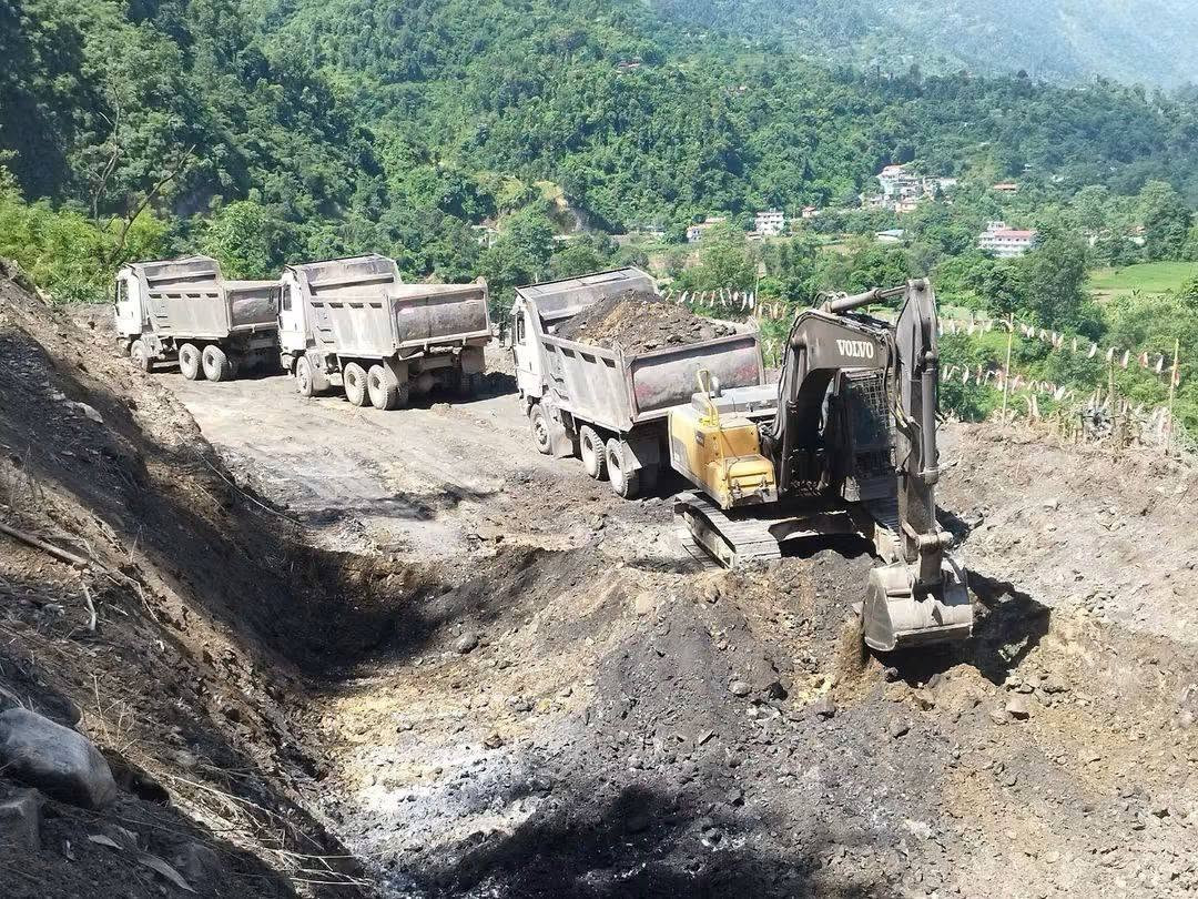 कृष्णभीर सडक पुनर्स्थापनाको दशौँ दिन , दुई लेन सञ्चालनयोग्य बनाउने काम तीव्र