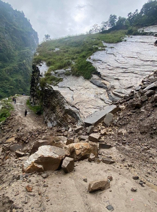 धार्चेको अण्डाडाँडामा ठूलाठूला ढुंगा खस्दा सडक अवरुद्ध