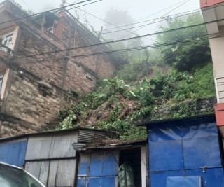 गोरखा बजारको बैंकरोडमा पहिरो, दुई टहरा जोखिममा