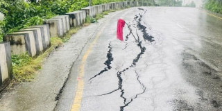 त्रिशूलीको कटानले सिमलतालमा मुग्लिन–नारायणगढ सडक भासियो, एकतर्फी यातायात