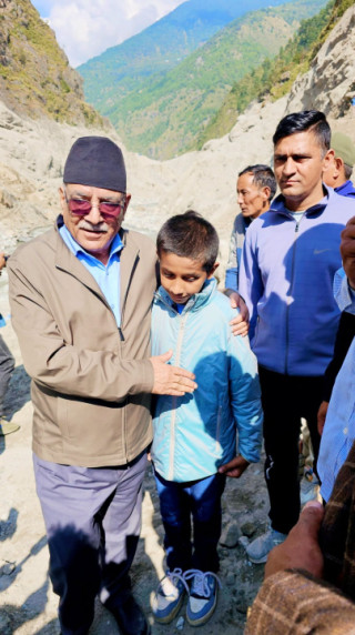 रसुवाको स्याफ्रुबेंसी–टिमुरे क्षेत्रमा बाढीले परिवार गुमाएका बालकले प्रचण्डलाई भने– ‘तपाईंको साथमा हामी छौँ’
